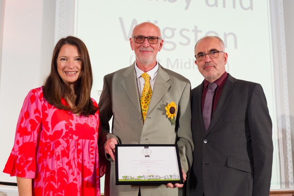 Royal Horticultural Society Britain in Bloom Award Ceremony 2023..Picture date: 23 October 2023..Pictured is the Oadby and Winston (East Midlands) (right) receiving a Silver Gilt certificate for the Small City category from Rachel De Thame (left)